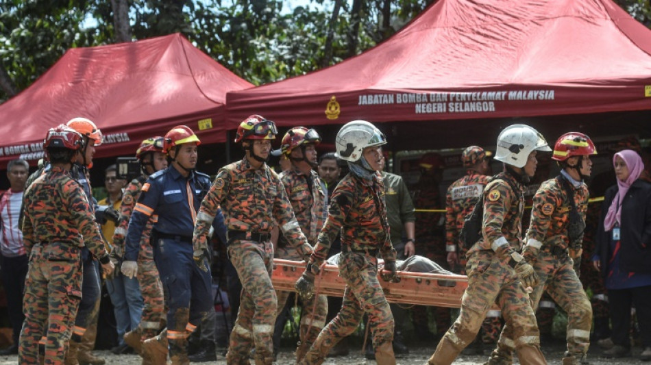 Glissement de terrain en Malaisie: 31 morts, fin des recherches 