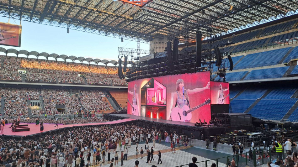 Delirio dei fan per il 'ciao' di Taylor Swift a inizio concerto