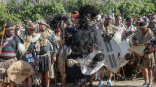 En Sudáfrica, jóvenes vírgenes bailan frente al rey zulú