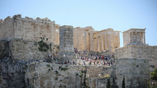 Decepción entre los turistas frente a la Acrópolis de Atenas, cerrada por una ola de calor
