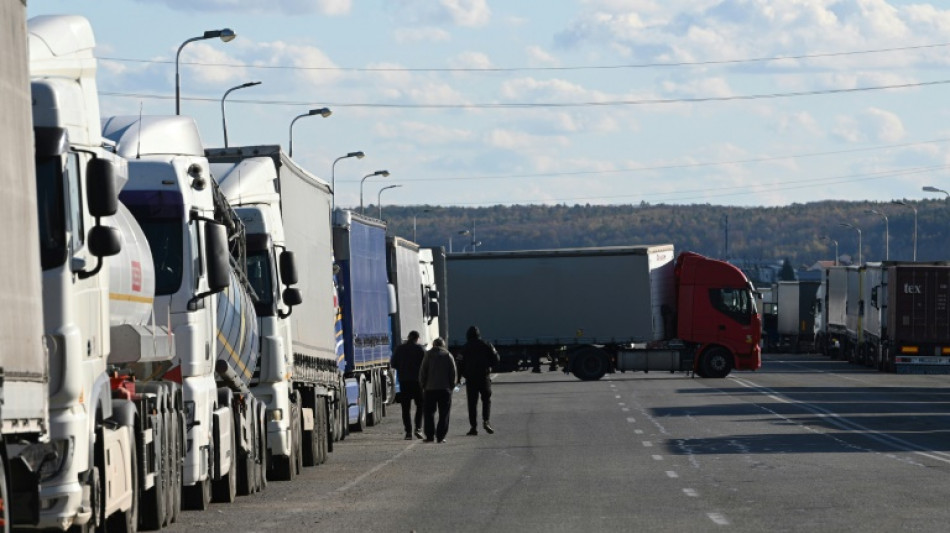 Entre l'Ukraine et la Pologne, une frontière bloquée et des routiers au désespoir