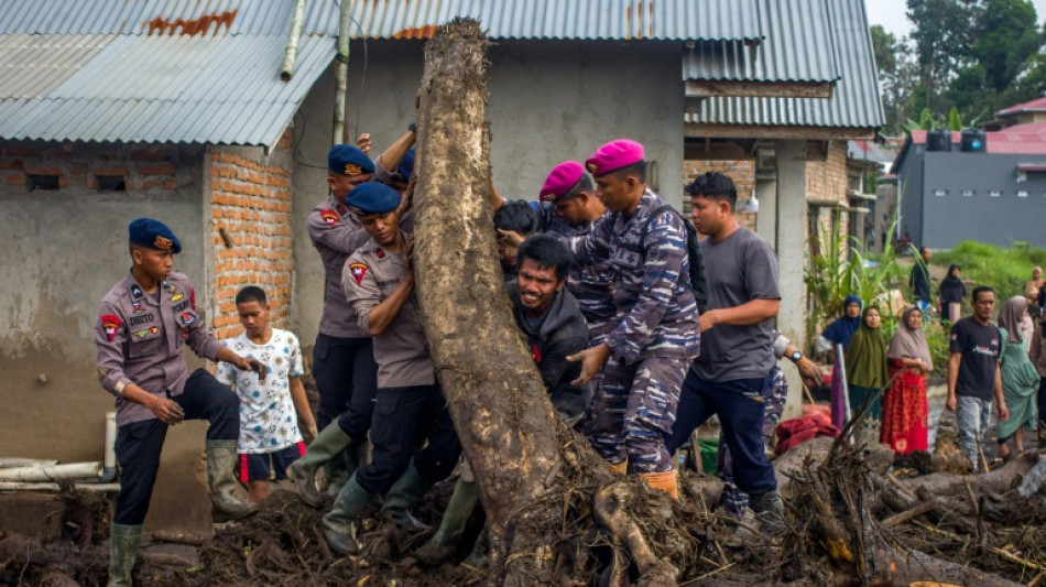 Las inundaciones en Indonesia dejan 50 muertos y 27 desaparecidos, según un nuevo balance