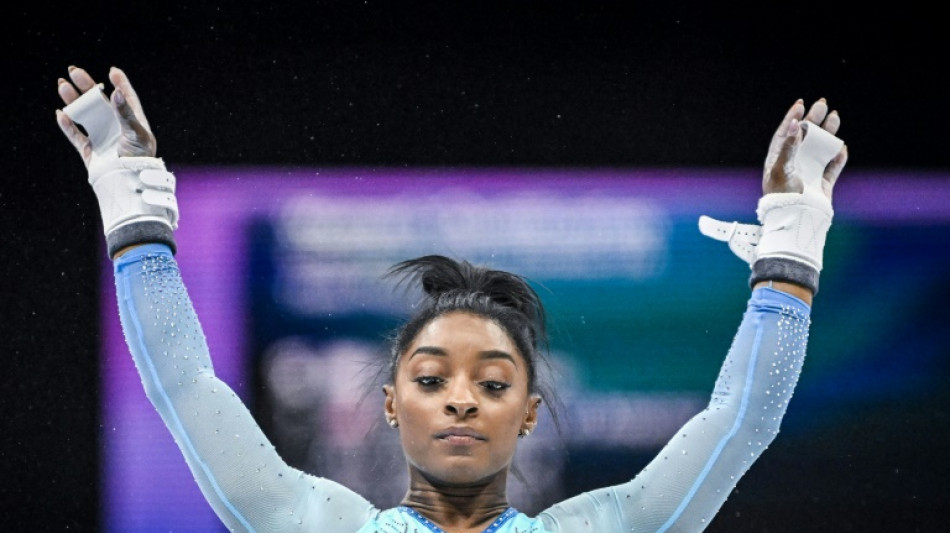 Biles impresiona en su entrada en liza en el Mundial de gimnasia