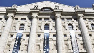 Borsa: Milano apre in ribasso, -0,35%