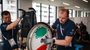 Prothèses et fauteuils roulants, au Village paralympique tout se répare