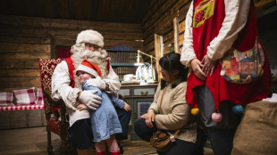 Papai Noel espera pela neve em um Ártico cada vez mais quente