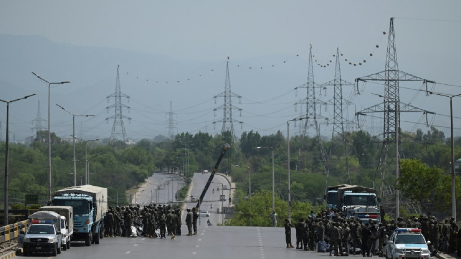 La policía paquistaní bloquea Islamabad antes de una manifestación de la oposición