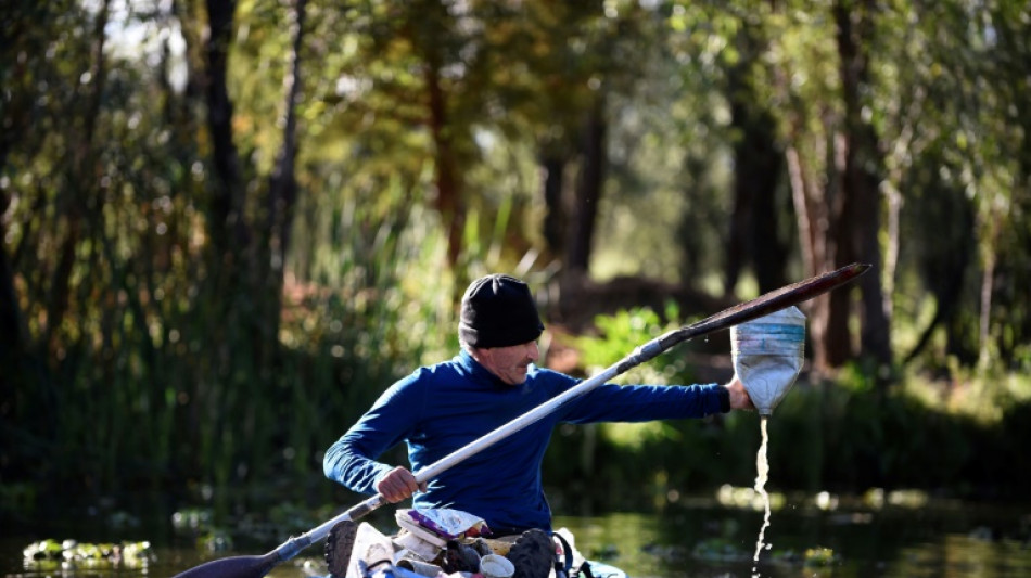 A Mexico, Omar à mains nues contre la pollution des canaux pré-hispaniques de Xochimilco