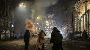 Polícia da Geórgia dispersa manifestantes em 6ª noite de protestos pró-Europa