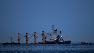 Fuel del buque encallado en Gibraltar llega a la costa