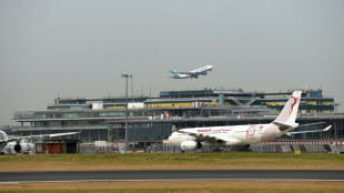 Grève des aiguilleurs du ciel: un millier de vols annulés en France vendredi