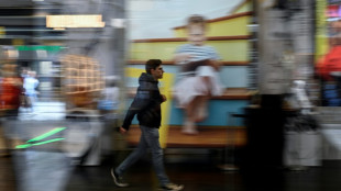 Los españoles, todavía cautelosos en el primer día sin mascarillas en interiores