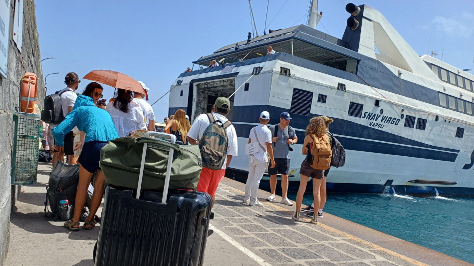 A Capri tornano l'acqua e i turisti, 'ma che danno di immagine'