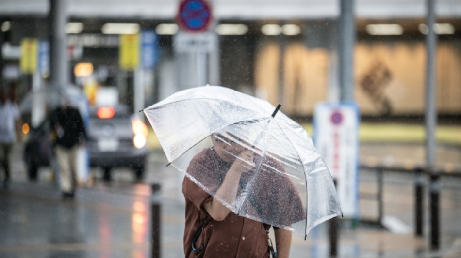 Un tifón "extremadamente fuerte" toca tierra en el sur de Japón