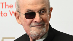 Salman Rushdie reaparece en público en Nueva York nueve meses después de ataque