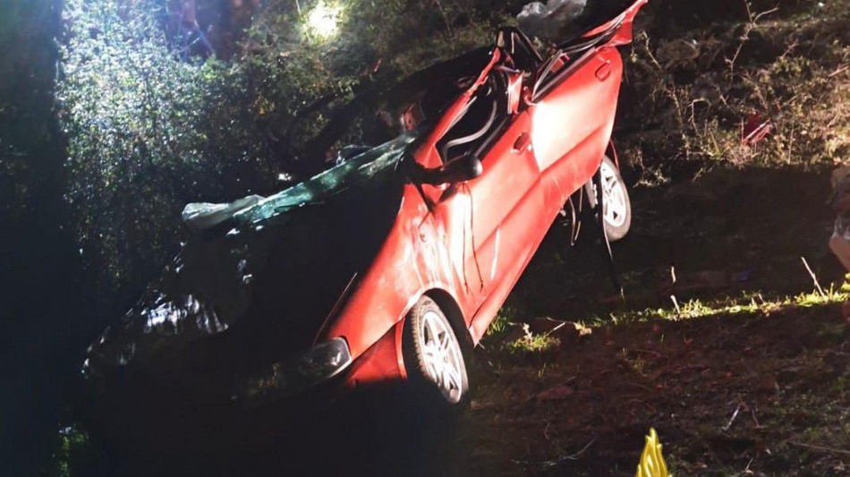 Auto fuori strada nel Nuorese, morti 4 giovanissimi