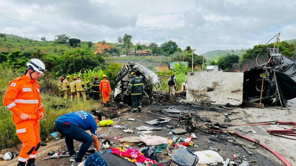 Acidente de ônibus deixa pelo menos 32 mortos em Minas Gerais