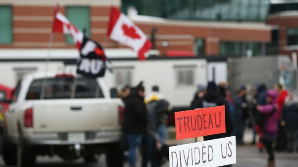 Washington pide a Trudeau intervenir bloqueos de camioneros en frontera canadiense