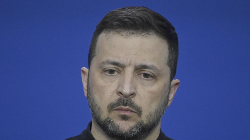 Zelensky, più sanzioni su fornitura componenti stranieri a Mosca