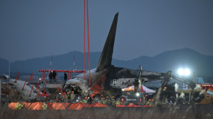 Comoção e lágrimas no aeroporto de Muan após trágico acidente de avião na Coreia do Sul