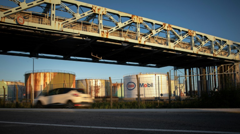 Striking French refinery workers defy government threats