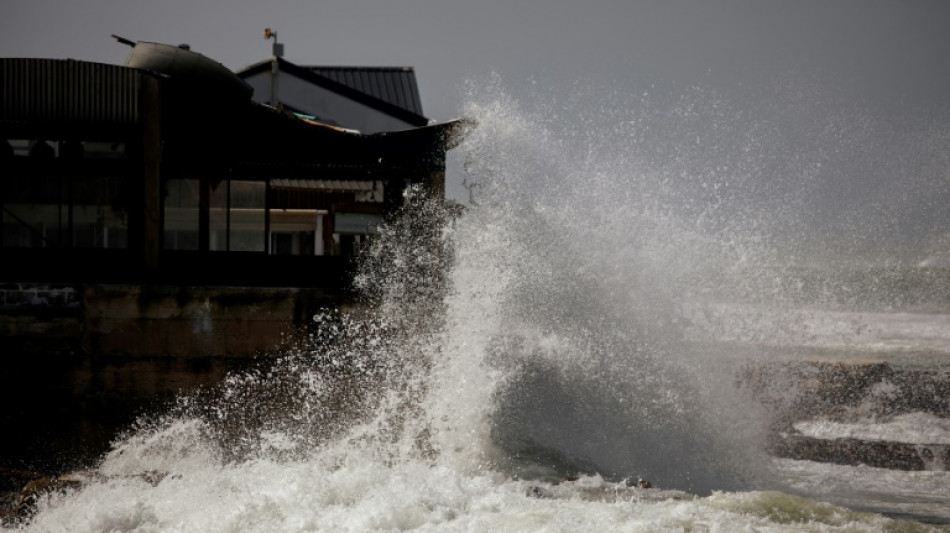 Afrique du Sud: des vagues hors normes frappent les côtes du Cap