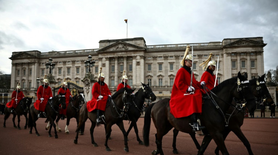 Turistas y británicos muestran amor y compasión por el rey Carlos III ante el Palacio de Buckingham