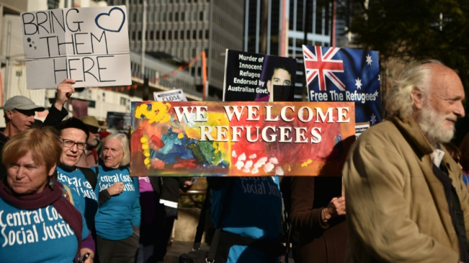 Australia accepts N.Zealand offer to take 450 refugees after long delay