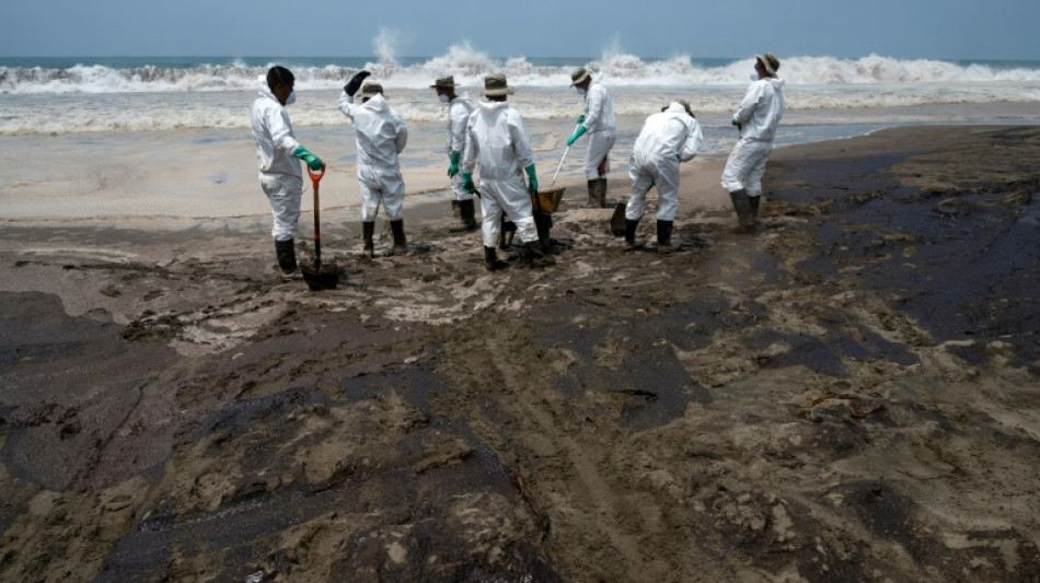 Pescadores en tierra y restaurantes vacíos a un mes del derrame petrolero en Perú