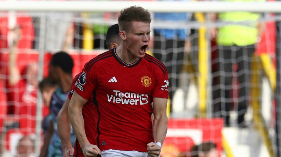 McTominay salva United; Tottenham pula para liderança do Inglês