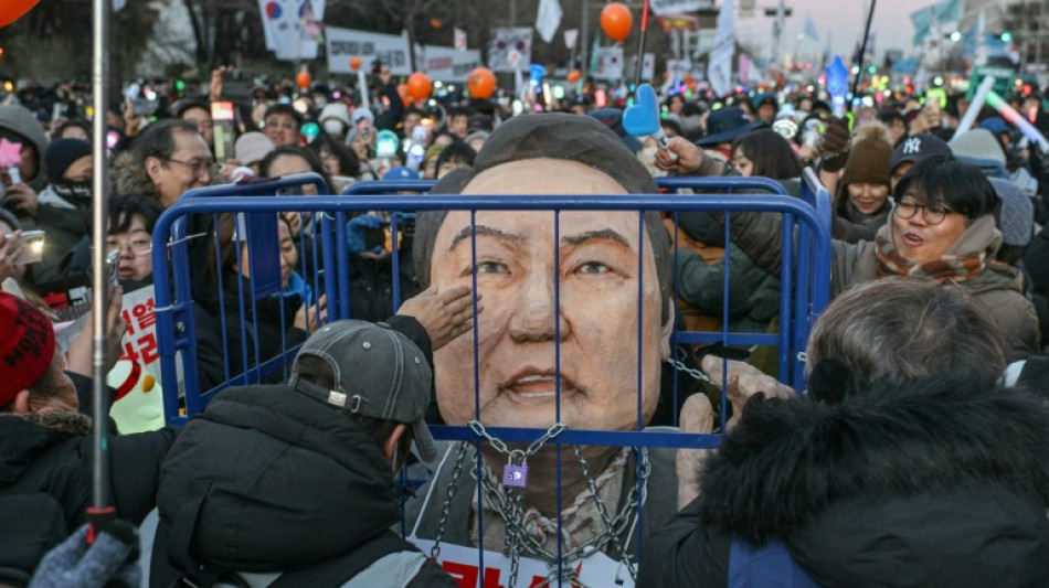 Parlamento sul-coreano destitui presidente por tentativa fracassada de impor lei marcial