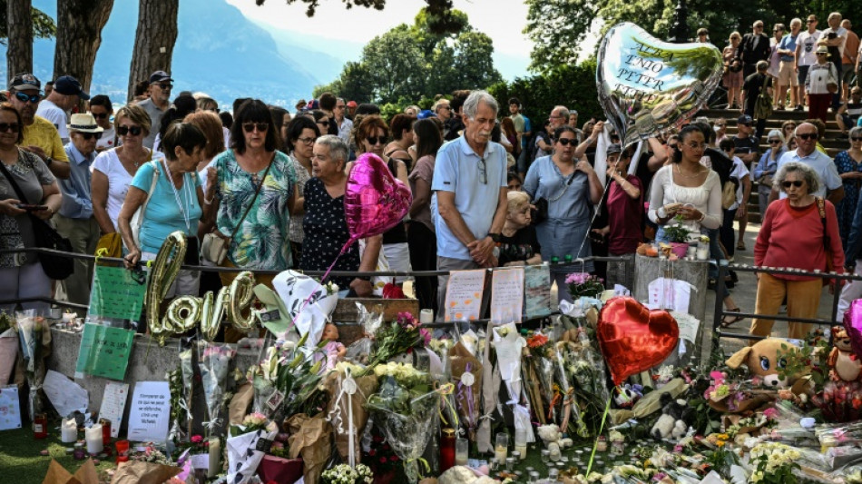 French town pays tribute to those who chased off knife attacker