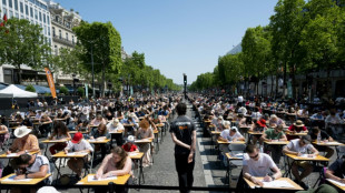 La grande dictée : les Champs-Elysées transformés en salle de classe