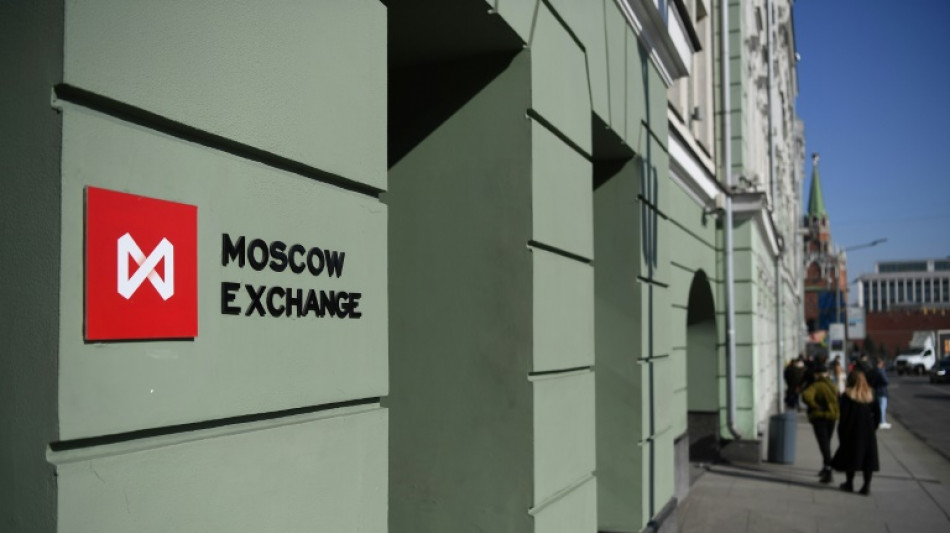 Russians shrug off sanctions on dollar, euro trading 