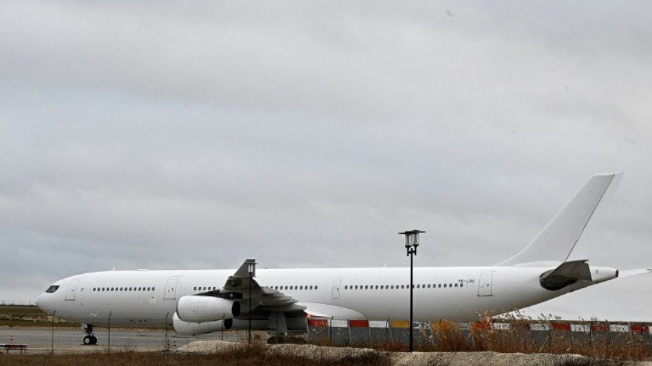 Avião com passageiros da Índia retido na França pousa em Mumbai