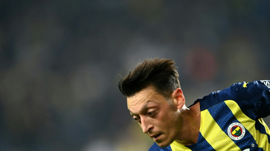 Özil bleibt bei Fenerbahce suspendiert