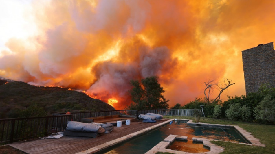 Violent incendie aux portes de Los Angeles, milliers d'évacuations et "nuit difficile" en perspective