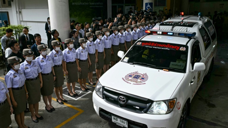 Thaïlande: les cercueils des 23 victimes de l'incendie d'un car scolaire retournés aux familles