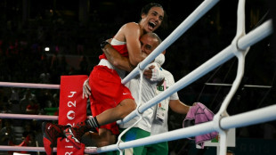 La campeona olímpica argelina de boxeo Khelif presenta una denuncia en París por ciberacoso 