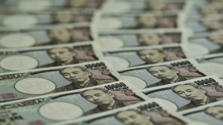 Yen hits 34-year low, Asian markets mixed ahead of key US data