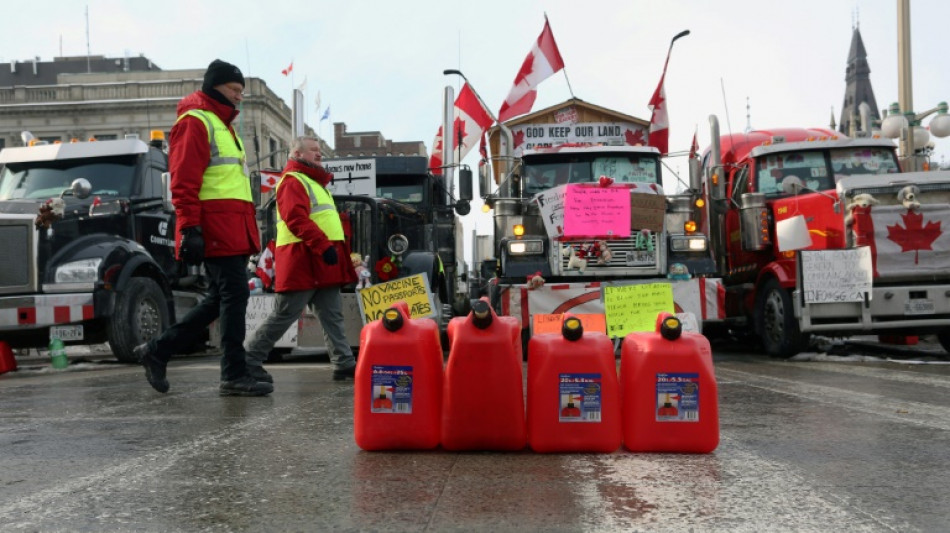 Convois anti-mesures sanitaires: la police canadienne menace, interdiction à Paris