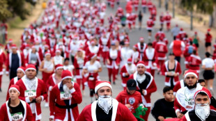 Mexique: une nuée de Père Noël à la traditionnelle course pédestre de Guadalajara