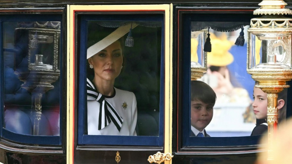 Kate, souriante, fait son retour en public à la parade d'anniversaire de Charles III