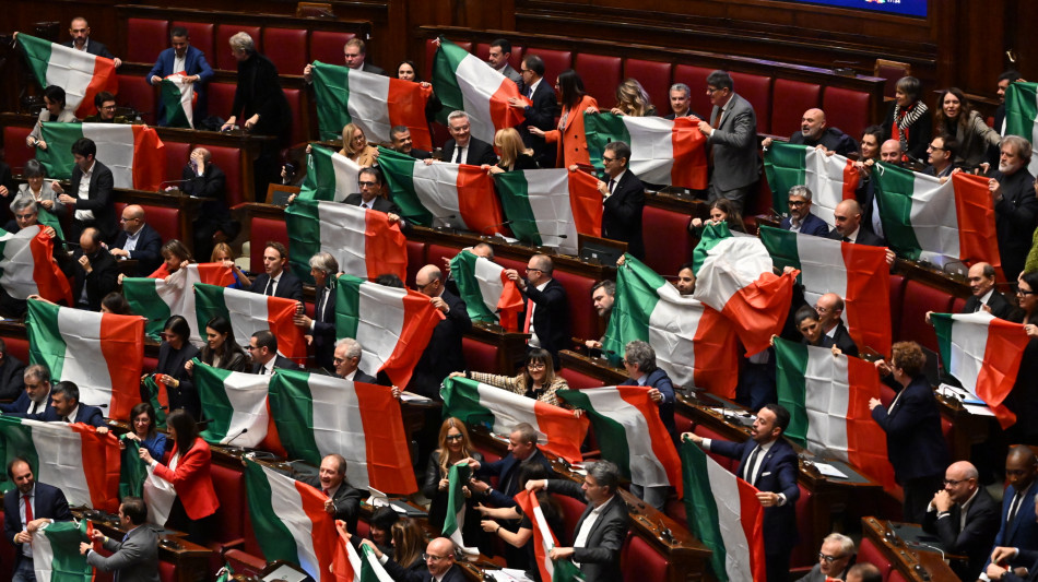 Protesta opposizioni contro l'Autonomia in Aula con i tricolori