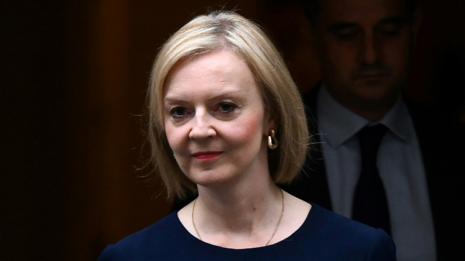 Liz Truss assume ses baisses d'impôts "controversées" malgré le désaveu des marchés