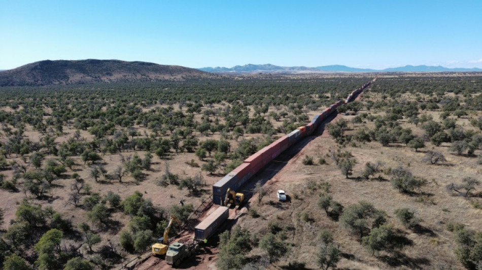 En Arizona, le mur de conteneurs à la frontière avec le Mexique en cours de démantèlement