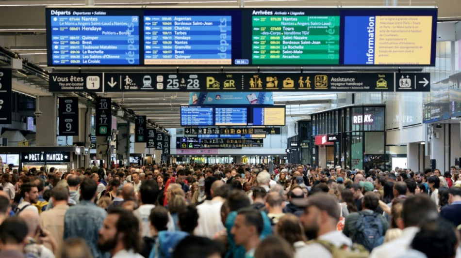 Attaque contre la SNCF: dans les gares touchées, les passagers restent à quai