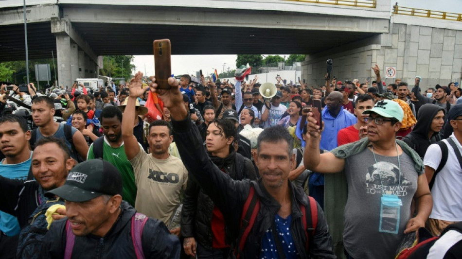 Miles de migrantes salen en caravana del sur de México con rumbo a EEUU