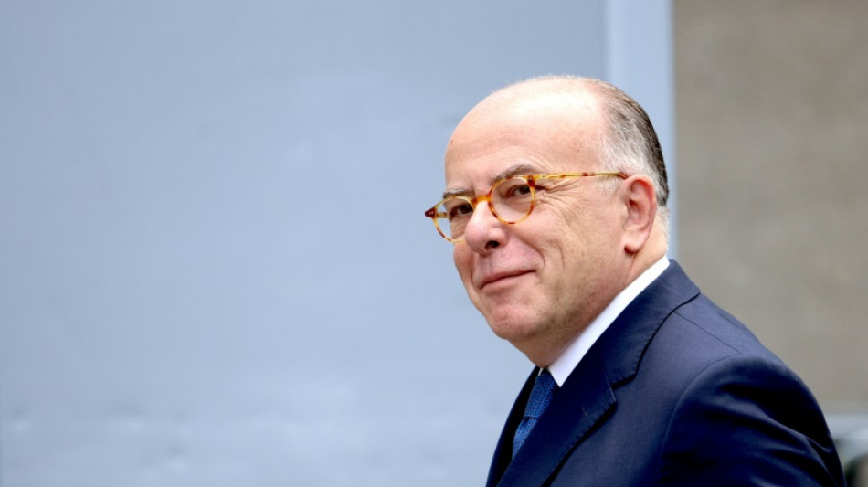 Premier ministre: Macron rencontrera Bernard Cazeneuve lundi matin