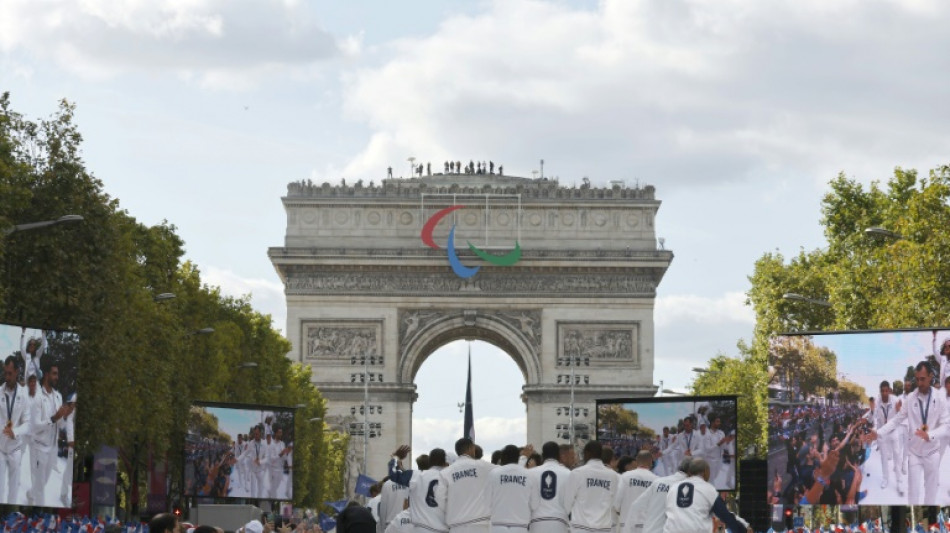 Sur les Champs-Elysées, une foule nostalgique acclame une dernière fois les champions des Jeux